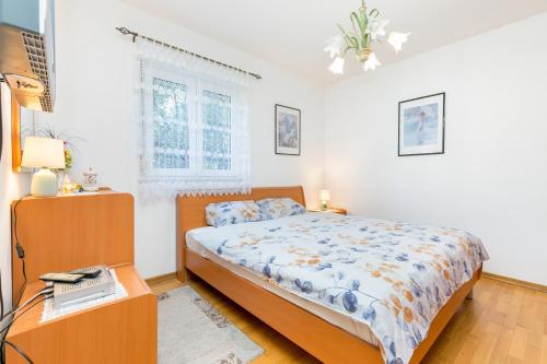 Apartments with parking space Trogir - 23910