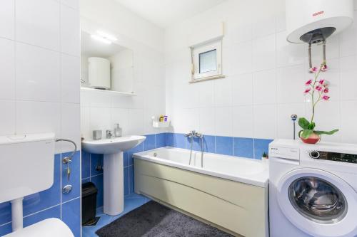 Apartments with parking space Trogir - 23910