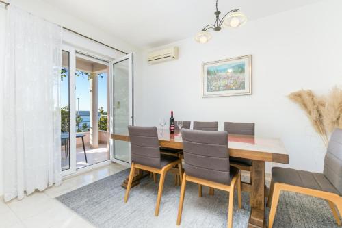 Apartments with parking space Trogir - 23910