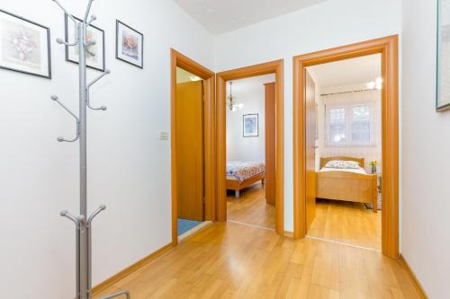 Apartments with parking space Trogir - 23910