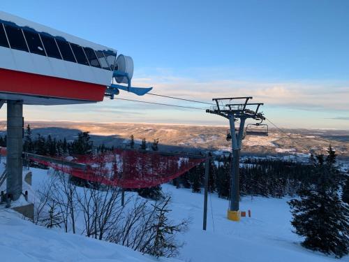 a ski lift on top of a snow covered mountain at Landgård Feriehus in Trysil