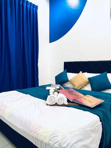 Katil atau katil-katil dalam bilik di Batu Pahat Santorini 3 rooms 2 bath rooms