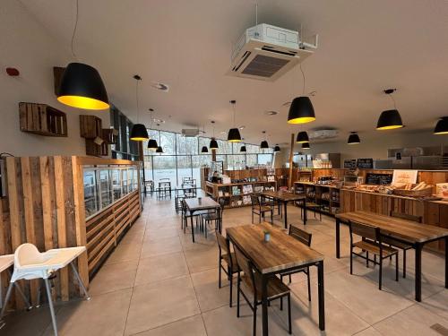 Un restaurante o sitio para comer en Bungalow with Terrace & Pool