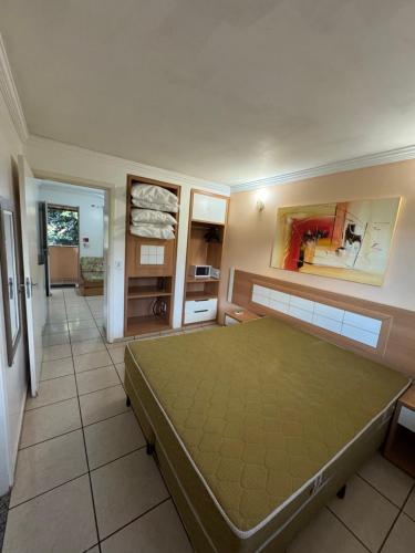 Un dormitorio con una cama grande en una habitación. en DiRoma Fiori Caldas Novas - YMT - 030, en Caldas Novas