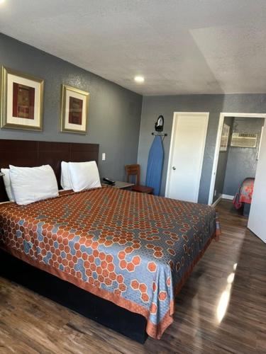 a bedroom with a large bed in a room at Fireside Inn By The Beach Boardwalk & Bowling in Santa Cruz
