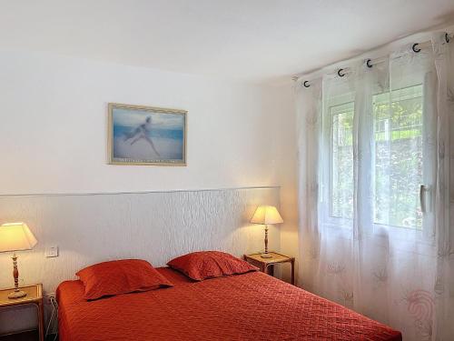 - une chambre avec un lit rouge et une fenêtre dans l'établissement Studio cosy proche Thermes et centre-ville avec terrasse, animaux acceptés – Lamalou-les-Bains - FR-1-451-67, à Lamalou-les-Bains
