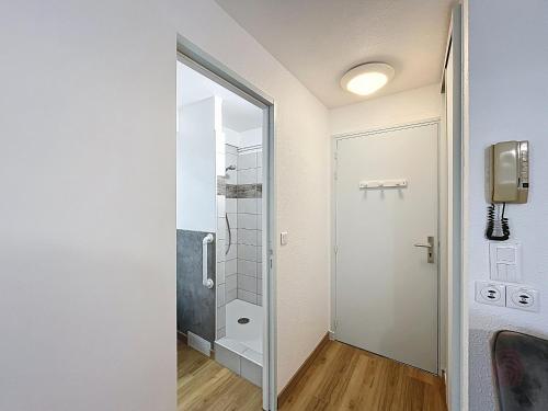 une salle de bain avec douche et porte vitrée dans l'établissement Studio cosy proche Thermes et centre-ville avec terrasse, animaux acceptés – Lamalou-les-Bains - FR-1-451-67, à Lamalou-les-Bains