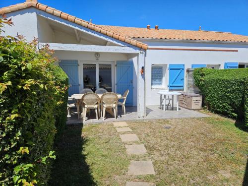 Maisonette Confortable avec Piscine, Proche Plage et Commerces - FR-1-476-166