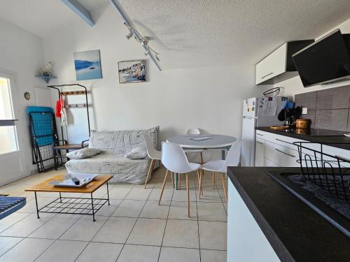 Photo de la galerie de l'établissement Maisonette Confortable avec Piscine, Proche Plage et Commerces - FR-1-476-166, à La Faute-sur-Mer