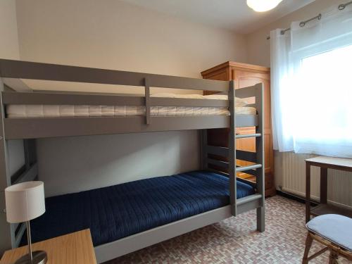 une chambre avec deux lits superposés dans l'établissement Maison à 50m de la plage, 3 chambres, jardin clôturé, idéale en famille! - FR-1-482-85, à Fort-Mahon-Plage