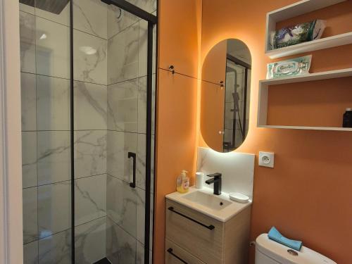 a bathroom with a shower and a sink and a toilet at Maison familiale 3 chambres proche plage et golf à Fort-Mahon-Plage - FR-1-482-95 in Fort-Mahon-Plage