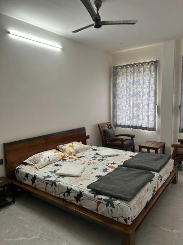 Un dormitorio con una cama y un ventilador de techo. en Iniyan Nestle, en Yercaud