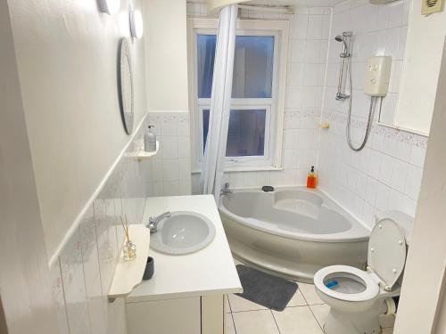 Ένα μπάνιο στο Hometel Digs Nice Comfy Home Sleeps 12