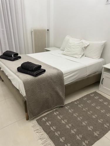 une chambre avec un lit avec deux serviettes dessus dans l'établissement Le Splendid NICE centre Ville, à Nice