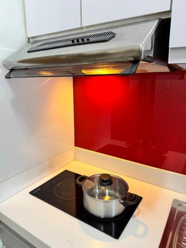- une cuisine équipée d'une cuisinière dans l'établissement Cozy 1BR Condo in Manila Near US Embassy and Robinsons Place Manila, à Manille