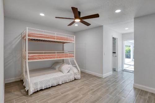 ポート・シャーロットにあるModern and Spacious 3bdrm and 3 bath house with poolのベッドルーム1室(二段ベッド1組、シーリングファン付)