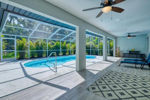 Der Swimmingpool an oder in der Nähe von Modern and Spacious 3bdrm and 3 bath house with pool