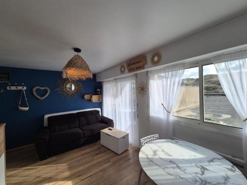 un salon avec un canapé et une table dans l'établissement T2 Proche Plage, Balcon Est, Animaux Acceptés - FR-1-482-148, à Fort-Mahon-Plage