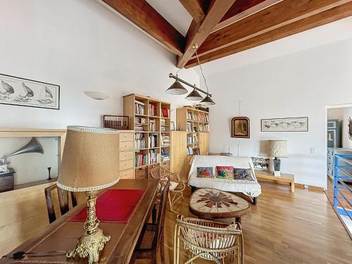 une chambre avec un lit et une table avec une lampe dans l'établissement Maison 10 pers, proche mer, terrasse, 2 parkings - FR-1-475-219, à Saintes-Maries-de-la-Mer