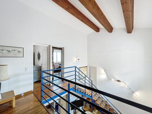 un escalier avec des rampes bleues dans une pièce blanche dans l'établissement Maison 10 pers, proche mer, terrasse, 2 parkings - FR-1-475-219, à Saintes-Maries-de-la-Mer