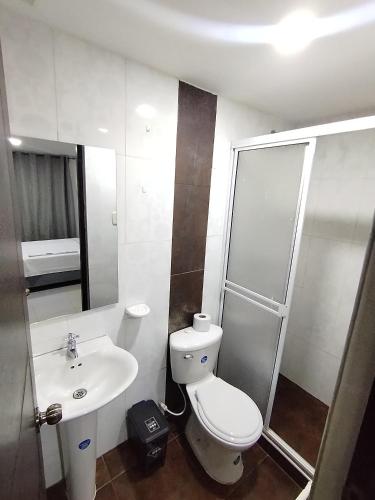 Un baño de Torre 2 Bucare