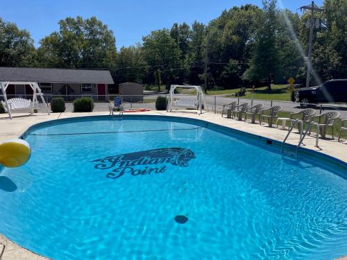 a large blue swimming pool with a water fountain at Hunter's Friend Resort on Indian Point in Branson