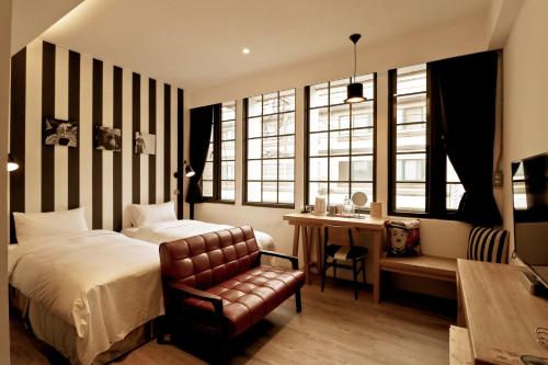 吉安的住宿－松石旅館，一间卧室配有一张床、一把椅子和一张书桌