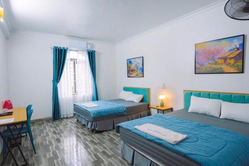 Un pat sau paturi într-o cameră la Mountain Flower Bungalow & Homestay