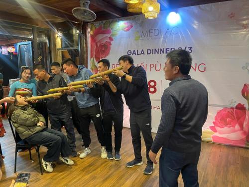 a group of men playing a video game with a woodenophone at Pù Luông Sala Homestay in Hương Bá Thước