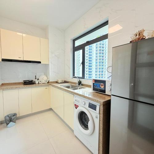 Η κουζίνα ή μικρή κουζίνα στο Seaview 2B2R 10pax Condo Forest City 3C-1608