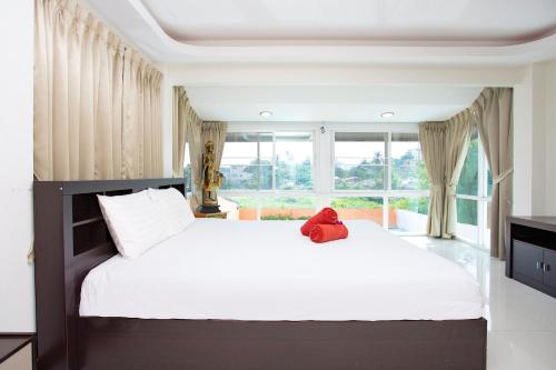 um quarto com uma cama grande e um bicho de peluche vermelho em Family Holiday 3BR Villa Lancelot 2 - Private Pool, Rawai em Ban Saiyuan (1)