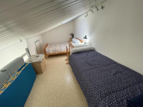 une chambre avec deux lits et un lit superposé dans l'établissement Maisonnette cosy à Barbâtre, bordure forêt, proche plage - FR-1-823-6, à Barbâtre