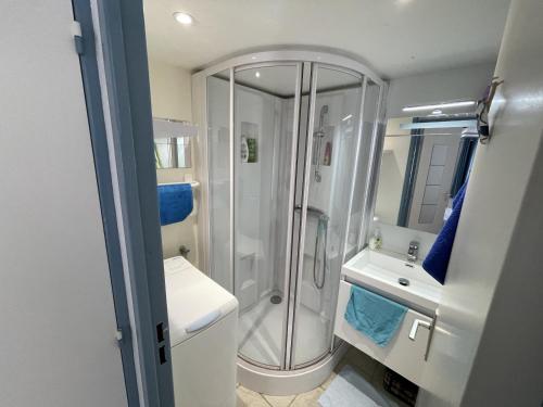 une salle de bain avec douche et lavabo dans l'établissement Maisonnette cosy à Barbâtre, bordure forêt, proche plage - FR-1-823-6, à Barbâtre