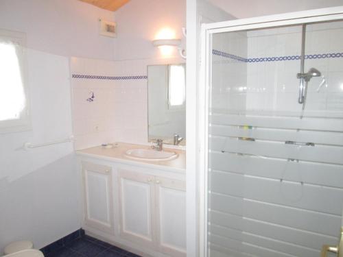 une salle de bain avec un lavabo et une douche dans l'établissement Maison confortable à La Guérinière, proche plage, animaux admis - FR-1-823-4, à La Guérinière