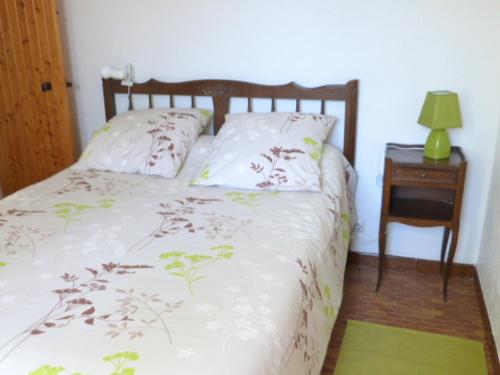- une chambre avec un lit et une table de nuit avec une lampe verte dans l'établissement Maison à Barbâtre, proche plage, animaux admis - FR-1-823-7, à Barbâtre