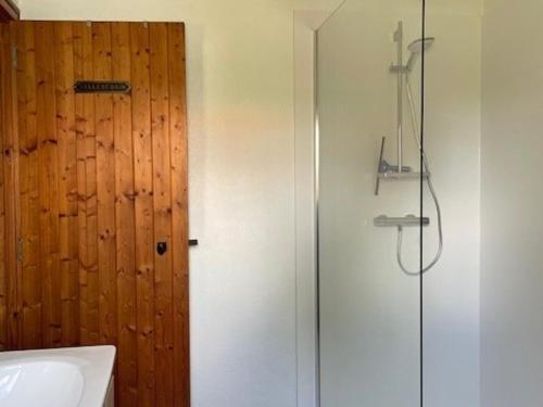 une salle de bain avec une douche, des toilettes et un lavabo dans l'établissement Maison à Barbâtre, proche plage, animaux admis - FR-1-823-7, à Barbâtre