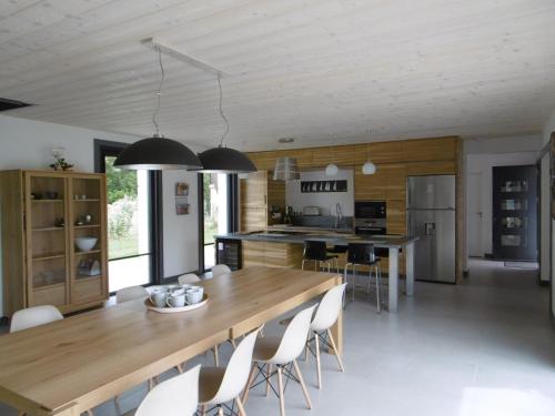 une cuisine avec une grande table et des chaises en bois dans l'établissement Noirmoutier - Villa 8 Pers - Grand Jardin - Standing - FR-1-823-10, à Noirmoutier-en-l'lle
