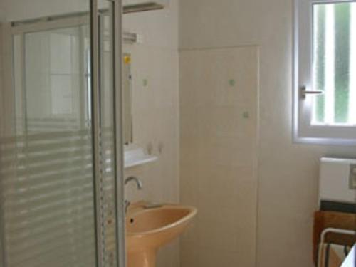 une salle de bain avec un lavabo et une douche en verre dans l'établissement Maison 4/6 personnes à L'Épine avec animaux admis et jardin clos - FR-1-823-8, à LʼÉpine