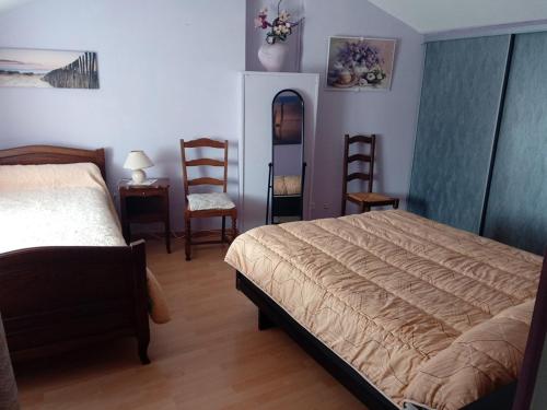 una camera con un letto e sedie di Maison 5 personnes à Barbâtre, proche plage, animaux admis - FR-1-823-3 a Barbâtre