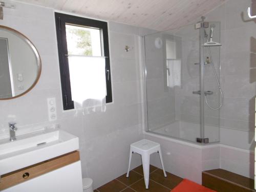 une salle de bain blanche avec une douche et un lavabo dans l'établissement Noirmoutier - Villa 8 Pers - Grand Jardin - Standing - FR-1-823-10, à Noirmoutier-en-l'lle