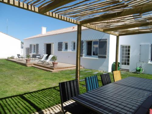 Photo de la galerie de l'établissement Maison confortable, proche plage et commerces, 3 chambres, parking - FR-1-823-15, à Noirmoutier-en-l'lle