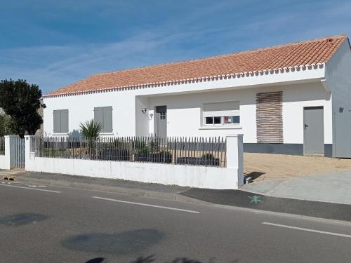 Photo de la galerie de l'établissement Maison confortable, proche plage et commerces, 3 chambres, parking - FR-1-823-15, à Noirmoutier-en-l'lle