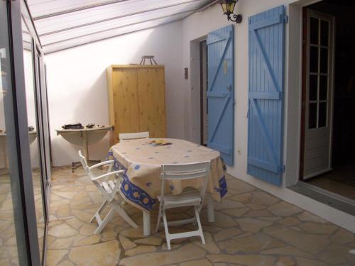 Photo de la galerie de l'établissement Charmante maisonnette proche plage à Noirmoutier, 4 pers - FR-1-823-18, à La Guérinière