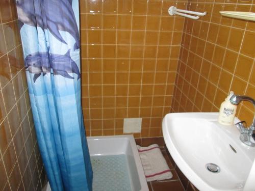 un bagno con doccia, WC e lavandino di Maison à Barbâtre proche plage pour 6 pers., animaux admis - FR-1-823-17 a Barbâtre