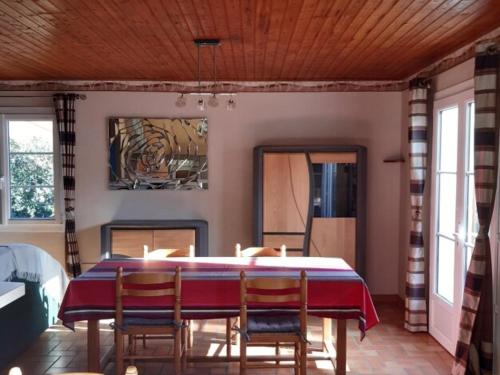 une salle à manger avec une table et des chaises dans l'établissement Maison spacieuse à 80m de la plage, animaux admis, WiFi gratuit - FR-1-823-19, à La Guérinière
