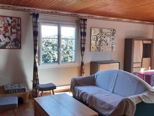 un salon avec un canapé et une table dans l'établissement Maison spacieuse à 80m de la plage, animaux admis, WiFi gratuit - FR-1-823-19, à La Guérinière