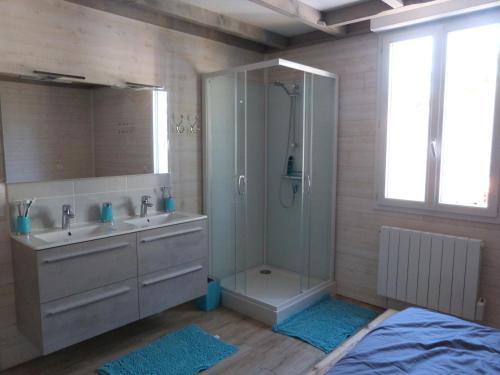 une salle de bain avec douche et lavabo dans l'établissement Maison neuve avec piscine privative à Noirmoutier - 10 personnes - FR-1-823-28, à LʼÉpine