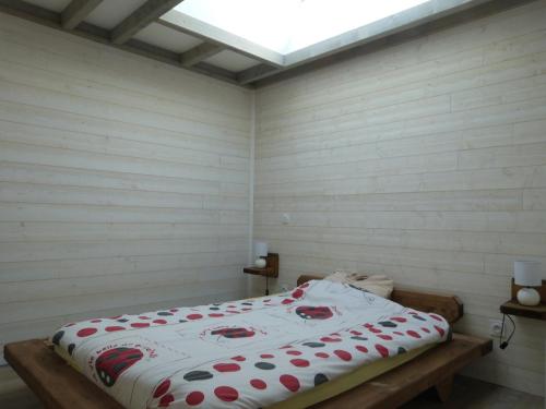 - un grand lit dans une chambre dotée d'un mur blanc dans l'établissement Maison neuve avec piscine privative à Noirmoutier - 10 personnes - FR-1-823-28, à LʼÉpine