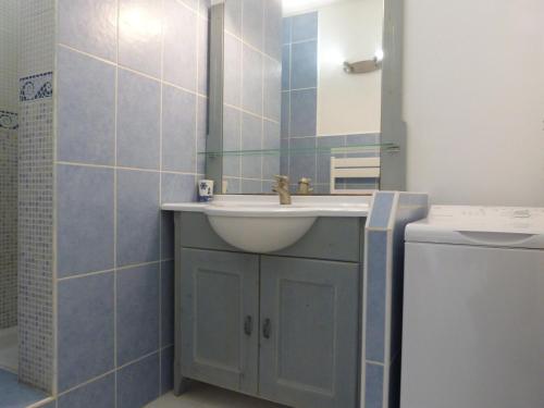 une salle de bain avec un lavabo et un miroir dans l'établissement À 200m de la plage, appart. avec jardin pour 4 pers., animaux et parking admis - FR-1-823-20, à La Guérinière