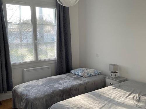 - une chambre avec deux lits à côté d'une fenêtre dans l'établissement Maison à Barbâtre - 6 personnes, animaux admis, parking, proche plage - FR-1-823-22, à Barbâtre